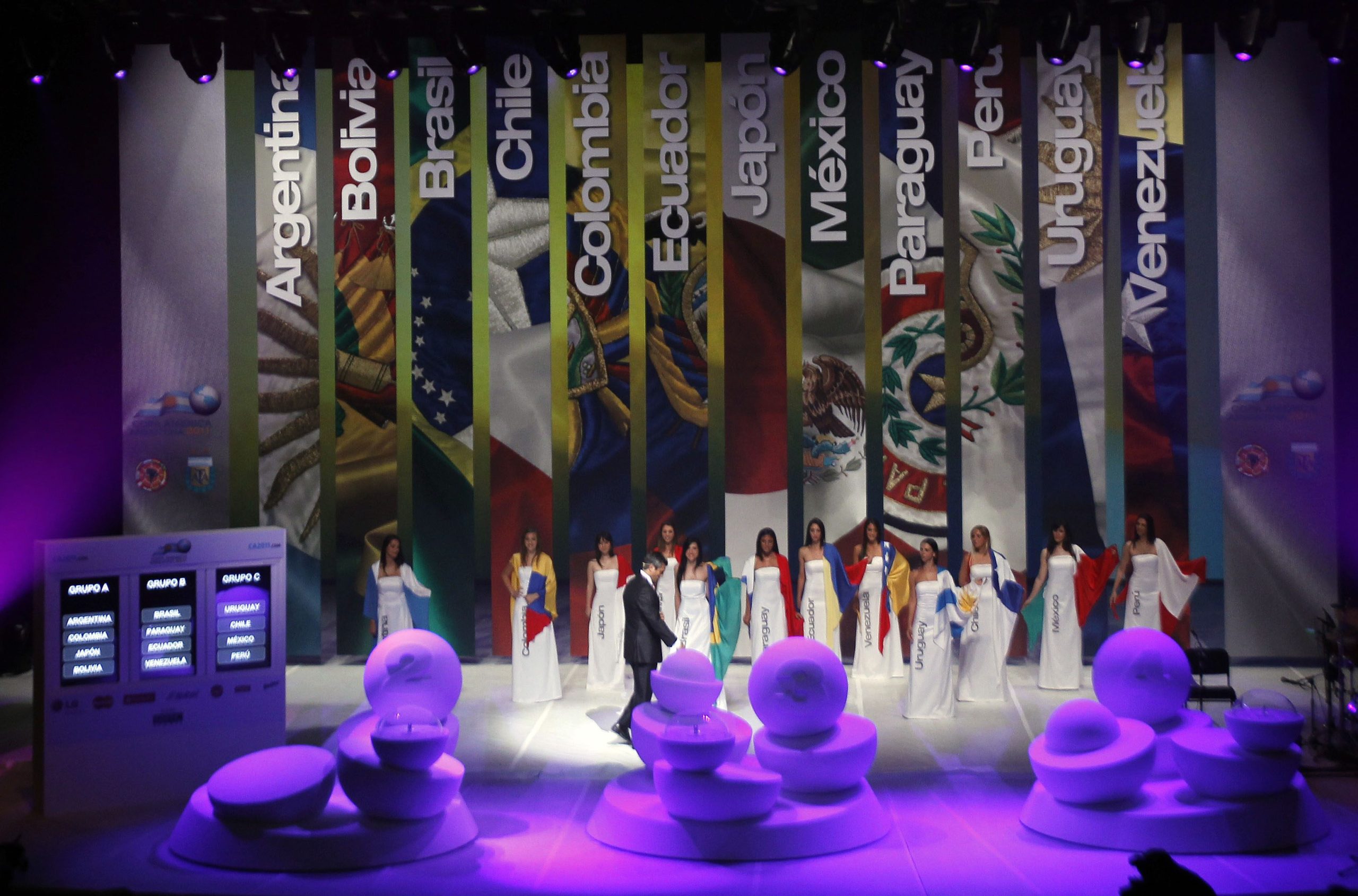 Sorteo para la Copa América 2011 (11/11/2010, La Plata, Argentina). (Archivo, Reuters)
