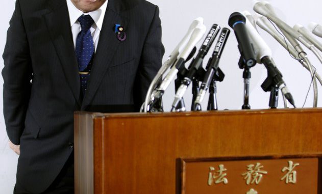 El ministro Yanagida ofrece una conferencia de prensa y anuncia su dimisión.