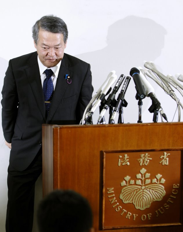 El ministro Yanagida ofrece una conferencia de prensa y anuncia su dimisión.