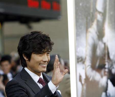 Cast member Lee Byung-hun waves at the premiere of the movie G.I. Joe The Rise of Cobra at the Grauman's Chinese theatre in Hollywood, California August