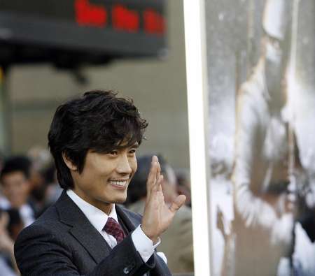 Cast member Lee Byung-hun waves at the premiere of the movie G.I. Joe The Rise of Cobra at the Grauman's Chinese theatre in Hollywood, California August