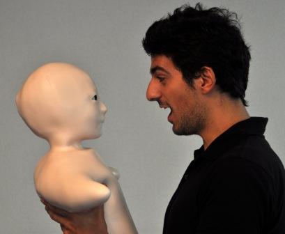 Controlado-a-distancia-Telenoid-R1-se-rie-se-enfada-y-te-pide-un-abrazo