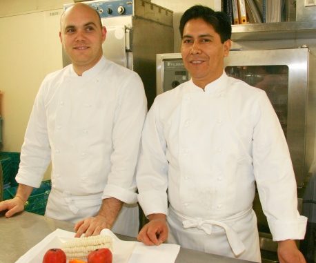 Los chef peruanos que prometen presentar la cocina más tradicional de su país. (Luis Álvarez/International Press)