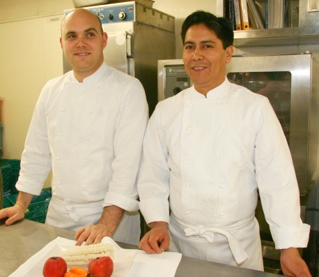 Los chef peruanos que prometen presentar la cocina más tradicional de su país. (Luis Álvarez/International Press)