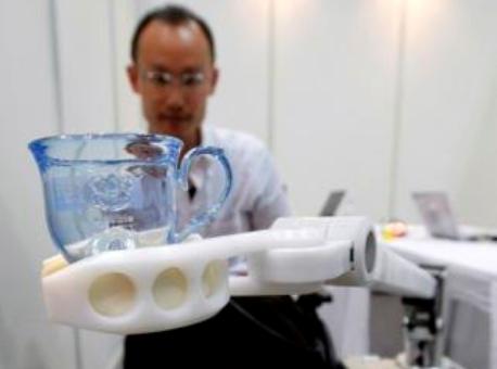 Un-robot-transporta-una-taza2