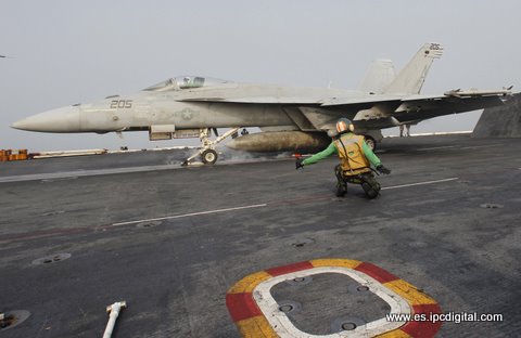 Despegue en el portaaviones George Washington
