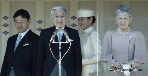 El emperador Akihito y la emperatriz Michiko. Detrás el príncipe Naruhito y su esposa, la princesa Masako to well-wishers gathered to celebrate the monarch's 77th birthday at the Imperial Palace in Tokyo