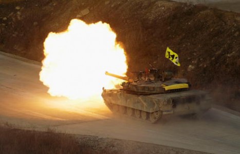 Un tanque K-1 en acción durante los ejercicios militares surcoreanas en la frontera con Corea del Norte
