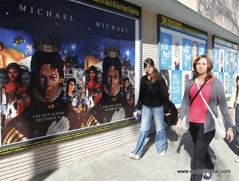 Póster promocional del álbum póstumo "Michael" en una calle de Hollywood
