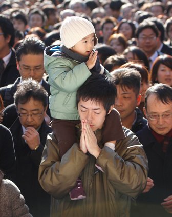 Rezos en el templo Myoujin de Tokio el día 4 de enero.