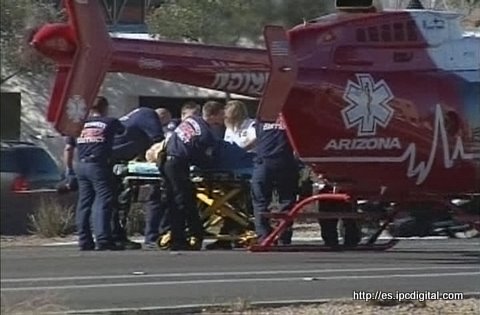 La congresista Gabrielle Giffords es evacuada en un hicóptero en Tucson