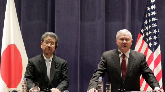 Robert Gates y Toshimi Kitazawa
