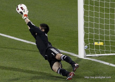 Kawashima detiene el primer penal ante Corea del Sur