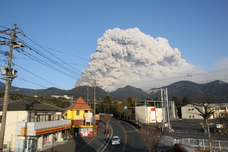 Alerta en Kagoshima y Miyazaki por actividad del volcán Shinmoedake