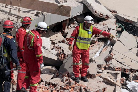 Rescatistas trabajan en edificio desplomado en Bolivia