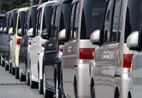Carros New Daihatsu, en un puerto industrial, en Kawasaki. (Archivo 2009 Reuters)