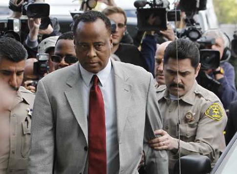 Dr. Conrad Murray llega a la Corte Superior de Los Angeles. (foto archivo Reuters)