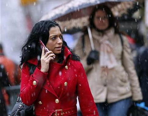 Gente caminando bajo la nieve. (Nueva York, dic.2008. Reuters)