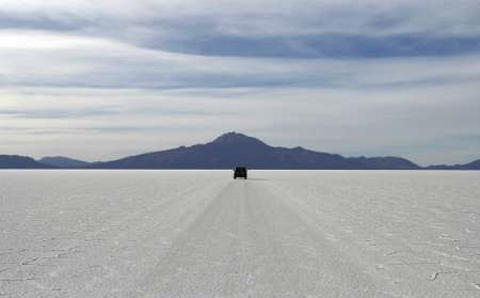 El salar de Uyuni, Bolivia, tiene una gran riqueza en litio. (archivo 2007, Reuters)