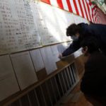 Un hombre revisa la lista de sobrevivientes en Rikuzentakata, Iwate