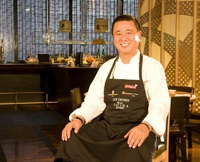 Nobuyuki Matsuhisa con delantal de Los Dioses de la Cocina
