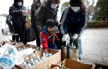 Damnificados de Fukushima reciben botellas de agua