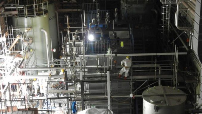 Trabajadores con trajes protectores en las instalaciones de procesamiento de agua de la central nuclear Fukushima Daiichi de TEPCO en la prefectura de Fukushima.