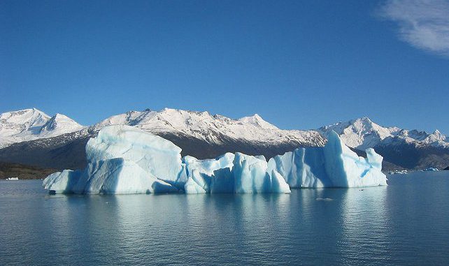 Glacial_iceberg_in_Argentina