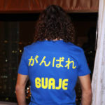 Puyol y la camiseta de apoyo a Villa con mensaje en japonés