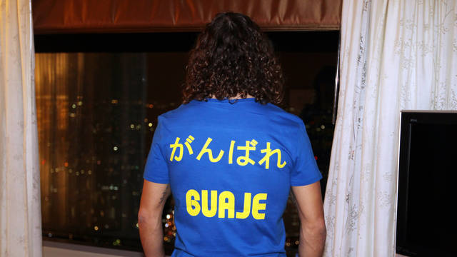 Puyol y la camiseta de apoyo a Villa con mensaje en japonés