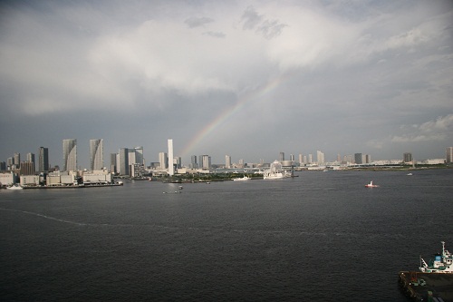 Arcoiris frente a Tokio a las 16.36 horas.
