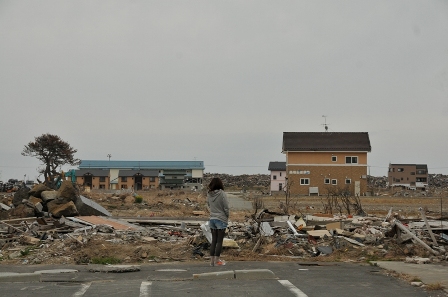 Una mujer observa, ensimismada, las huellas dejadas por la tragedia en Ishinomaki.