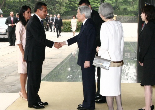 El emperador Akihito saluda a Humala