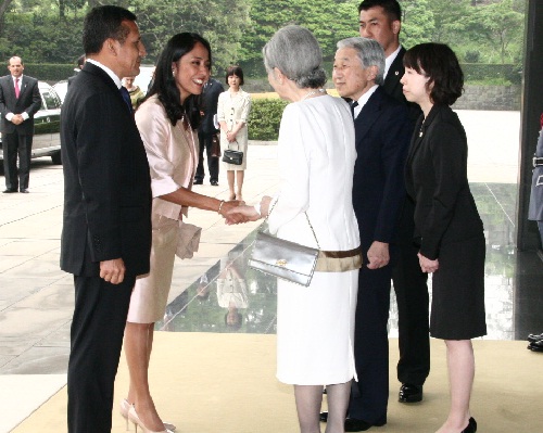 Nadine saluda a la emperatriz Michiko