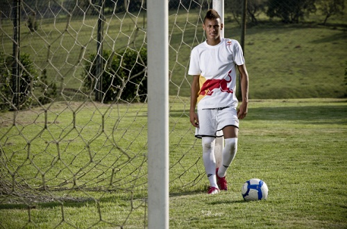 Neymar con la camiseta de Red Bull