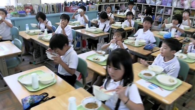 Hora de almuerzo en escuela japonesa (TBS)