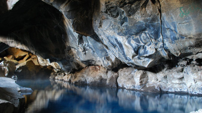 Grjotagja_caves_in_summer