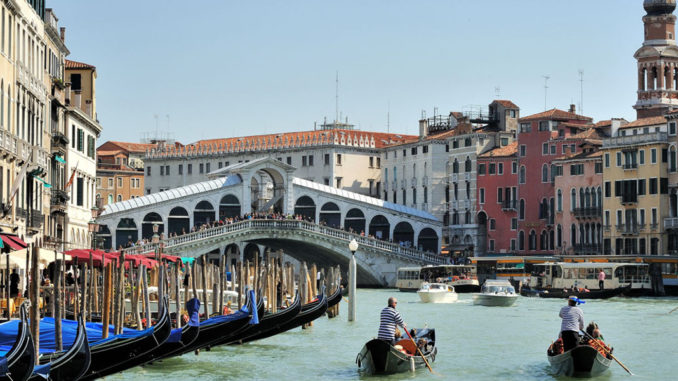 Rialto_Gondoliers