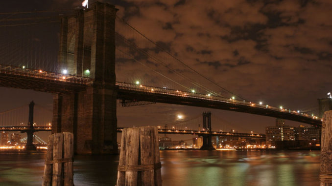 Brooklyn_Bridge_at_Night