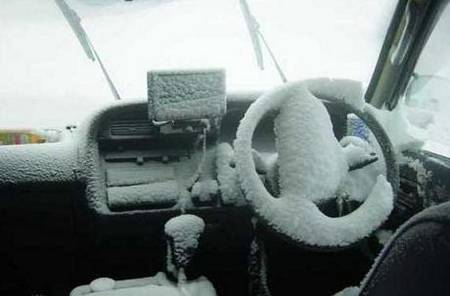 Carro cubierto de nieve