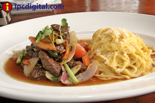 Lomo Saltado con spaguetti en salsa de huancaína - ipcdigital - Foto Luis Alvarez (1)