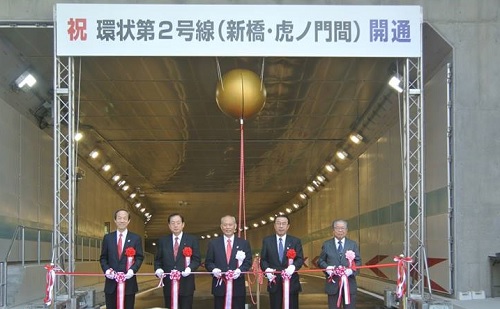 El gobernador Masuzoe inaugura la vía Shimbashi-Toranomon (Foto Gobierno de Tokio)