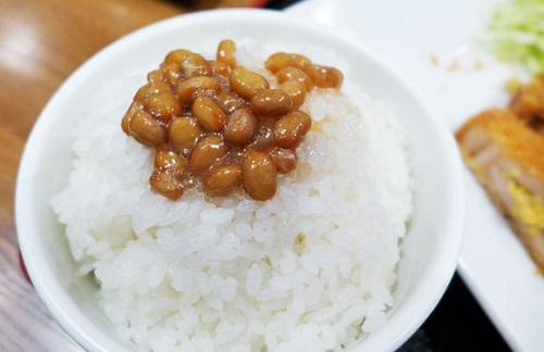 natto con arroz