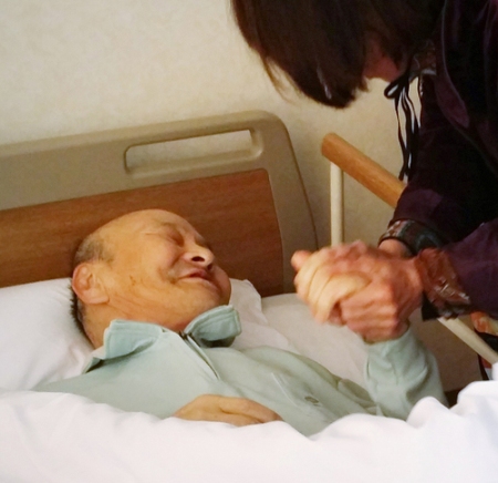 Reencuentro de anciano con su familia (foto Tetsuo Yamauchi / Mainichi)