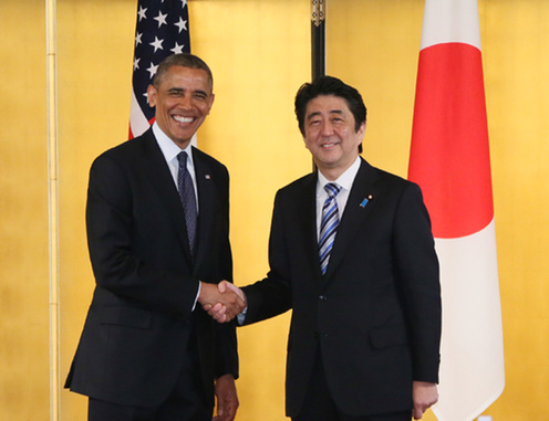 Obama y Abe estrecharon lazos (foto gobierno de Japón)