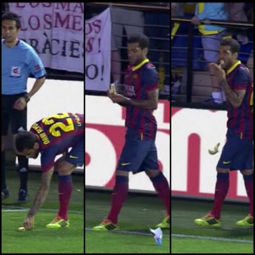 Dani Alves recoge el plátano lanzado y se lo come
