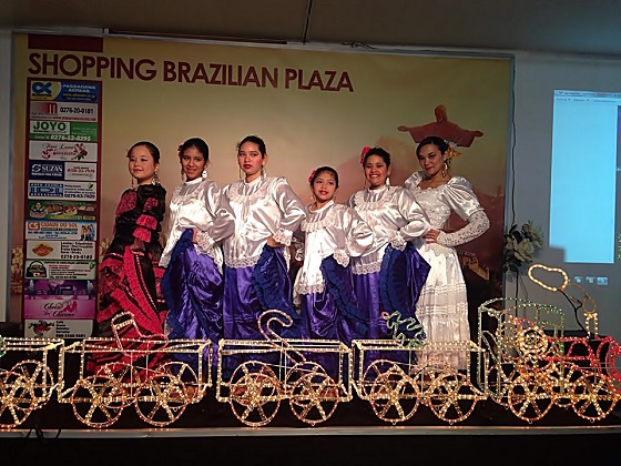 La profesora Dora Takehara (der.) con las chicas de Pasión Perú.