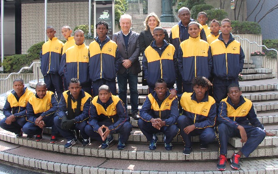 Zaccheroni, la embajadora Cárdenas y la delección colombiana en Tokio.