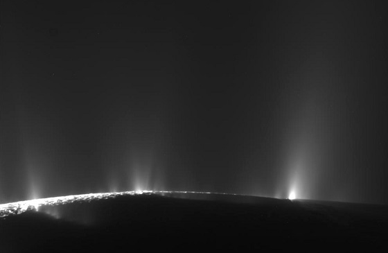 Columnas de agua que se ven en un polo de Enceladus.