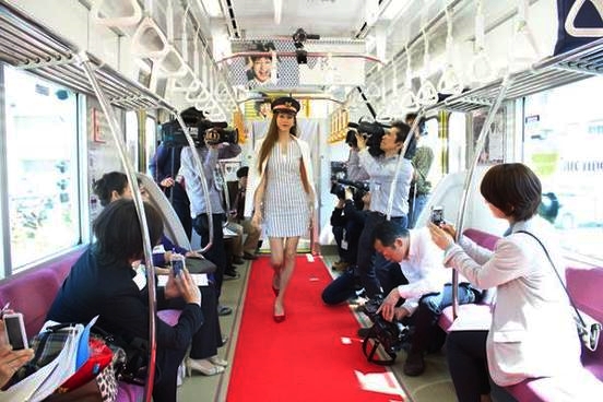 Modelaje en un tren en Tokio